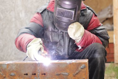 İşçi demir çelik işçiliği yapıyor.