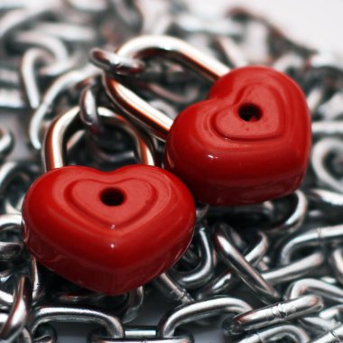 kırmızı kalp zincirli.