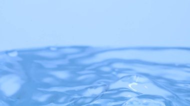 Mavi arkaplanda su sıçraması