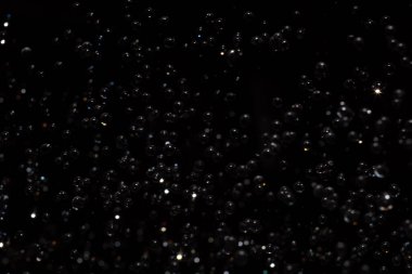 Koyu arkaplanda su kabarcıkları