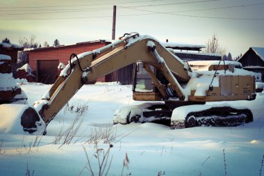 Karlı kış çayırında traktör
