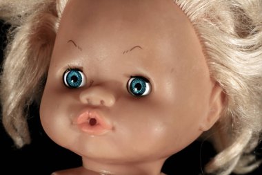 Esmer arka planda eski oyuncak bebek