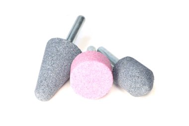 Beyaz arka planda öğütücü taşları. Aşındırıcı başlıklar.