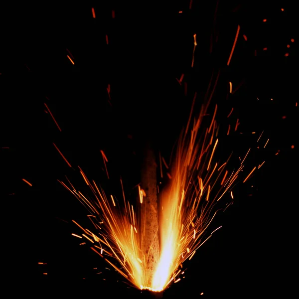 黒の背景に溶接火花 — ストック写真