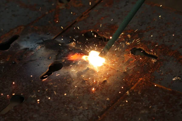 Lavoratore Sta Saldando Acciaio Nella Fabbrica — Foto Stock