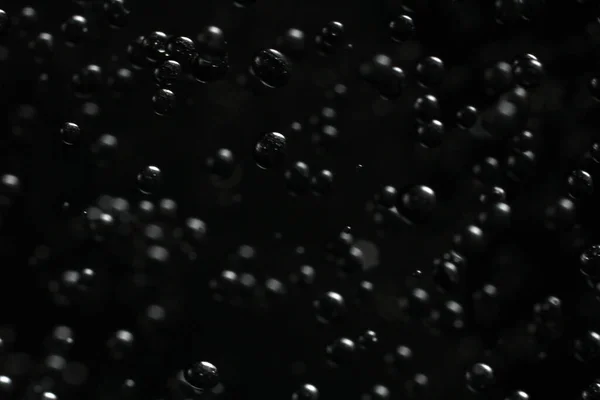 暗い背景に水の泡 — ストック写真