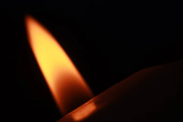 Brennende Kerze Auf Schwarzem Hintergrund — Stockfoto
