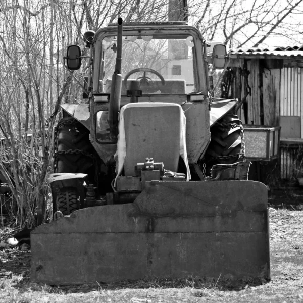 Çiftlik Bahçesindeki Eski Traktör — Stok fotoğraf