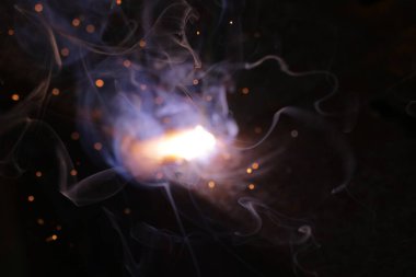 İşçi fabrikada çelik kaynıyor.