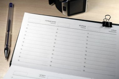 Tahta arka planda notlar ve ofis malzemeleri için not defteri. Günlük kayıt.