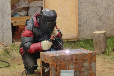 İşçi demir çelik işçiliği yapıyor.