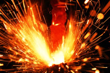 Kaynak kıvılcımları siyah arkaplanda