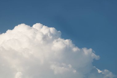 Gökyüzünde beyaz bulutlar