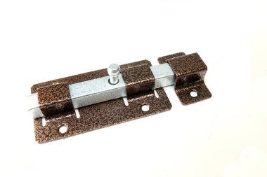 Beyaz arka planda metal mandal. Kapı sürgüsü.