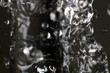 Siyah arkaplanda su damlaları