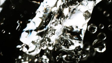 Siyah arkaplanda su damlaları