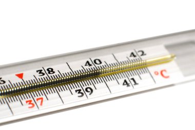 Beyaz arkaplanda bir termometreyi kapat 