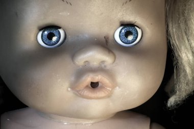 Esmer arka planda eski oyuncak bebek