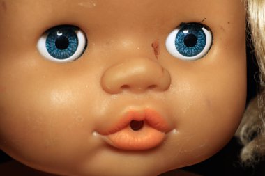 Esmer arka planda eski oyuncak bebek