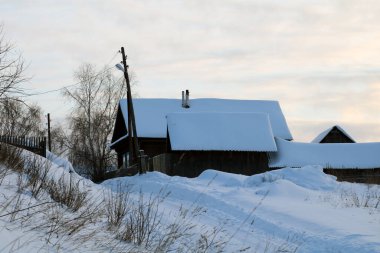 Kışın karlı ahşap ev