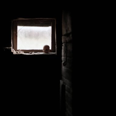 Eski oyuncak bebeğin kafası. 