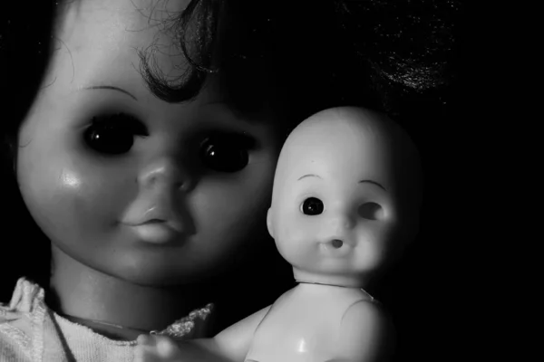 暗い背景の古い人形 — ストック写真