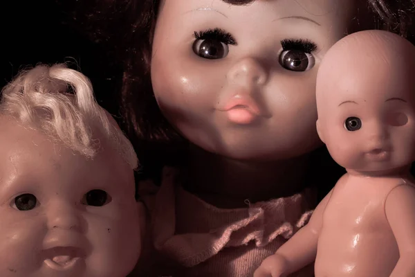 Alte Puppen Auf Dunklem Hintergrund — Stockfoto