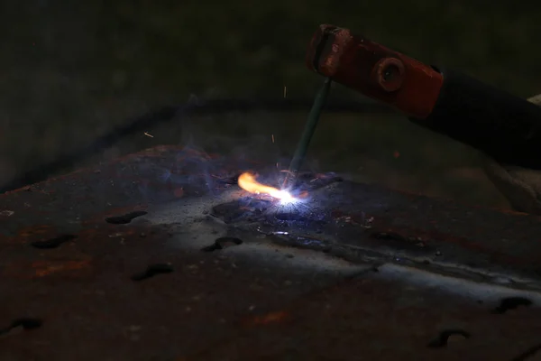 Worker Welding Steel Factory — Stock Photo, Image