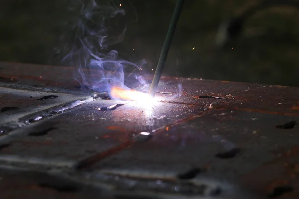 Worker Welding Steel Factory — Stock Photo, Image