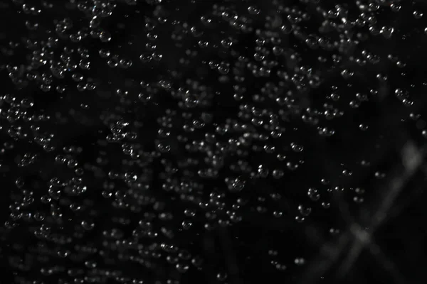 暗い背景に水の泡 — ストック写真