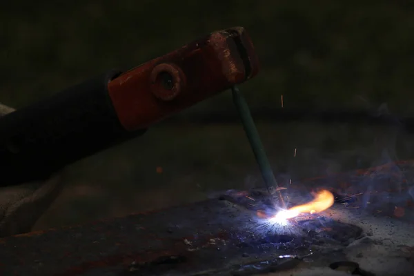 Arbetare Skära Metall Med Stål Fabriken — Stockfoto