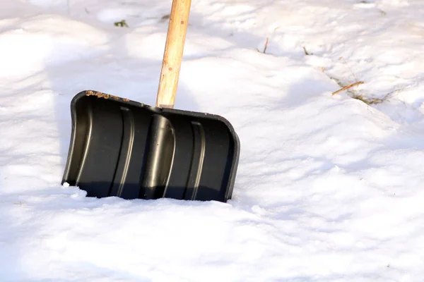 冬の雪の中の大きなシャベル ロイヤリティフリーのストック画像