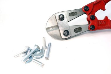 Beyaz arka planda düz burun pensesi.. 