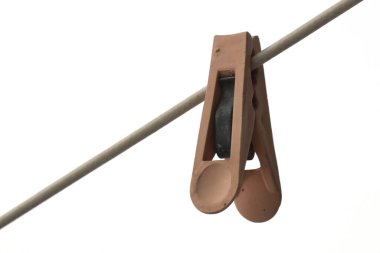 Çamaşır ipindeki mandalları kapatın.