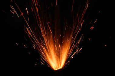 Kaynak kıvılcımları siyah arkaplanda