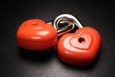 Kırmızı kalp siyah arkaplanda kilitleniyor 