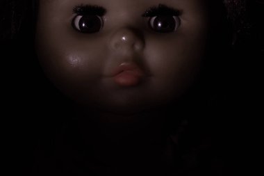 Esmer arka planda eski oyuncak bebek