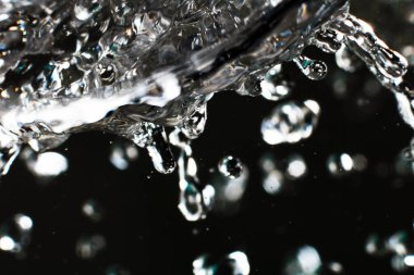 Siyah arkaplanda su damlaları 