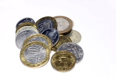 Paralar beyaz arkaplanda izole edildi