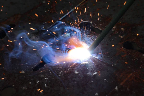 Şçi Fabrikada Çelik Kaynıyor — Stok fotoğraf