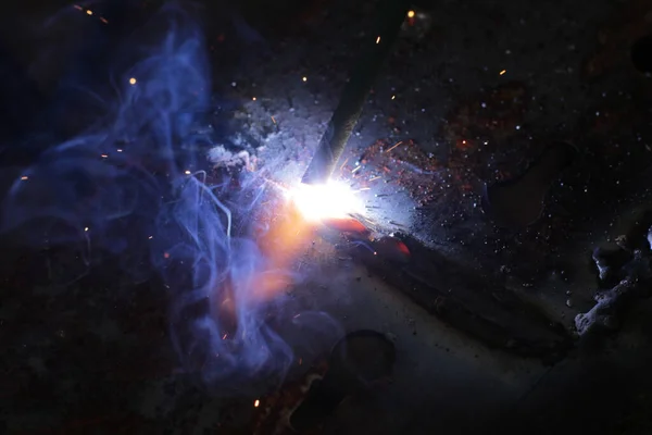 Worker Welding Steel Factory — Stock Photo, Image