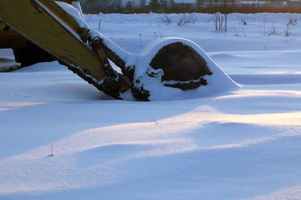 Traktor Auf Verschneiter Winterwiese — Stockfoto