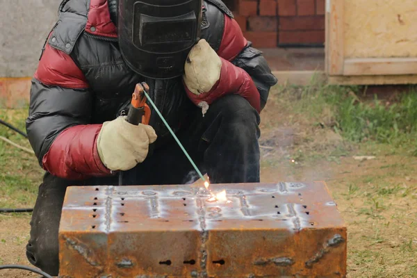 Trabalhador Está Soldando Ferro Construção Aço — Fotografia de Stock