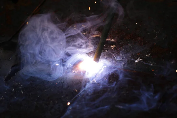 Worker Welding Steel Factory — Stock Photo, Image