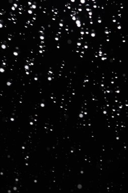 Koyu arkaplanda su kabarcıkları