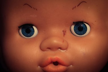 Esmer arka planda eski oyuncak bebek
