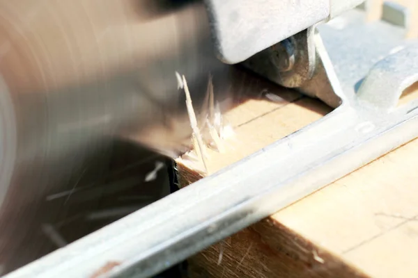 Falegnameria Che Lavora Con Tavole Legno Giardino — Foto Stock