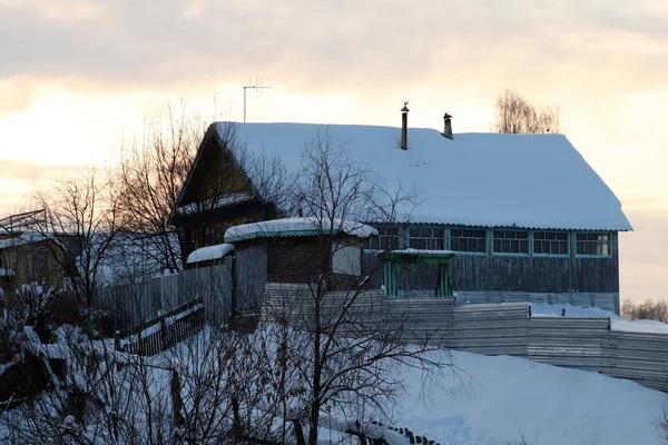 冬は雪のある木造住宅 — ストック写真
