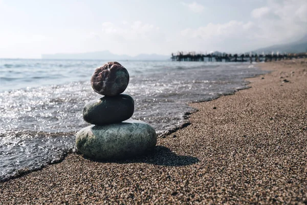 Pila di pietre zen sulla spiaggia vicino al mare — Foto Stock