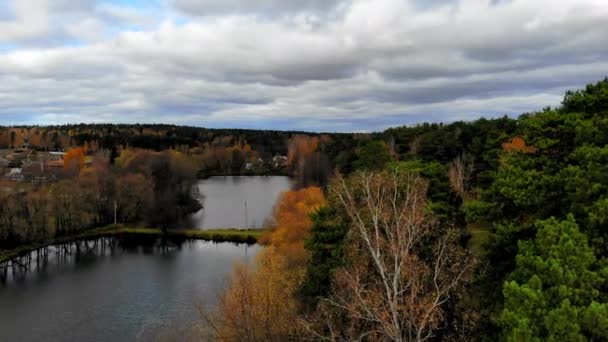 Úžasná krajina s podzimním lesem a tmavým jezerem — Stock video